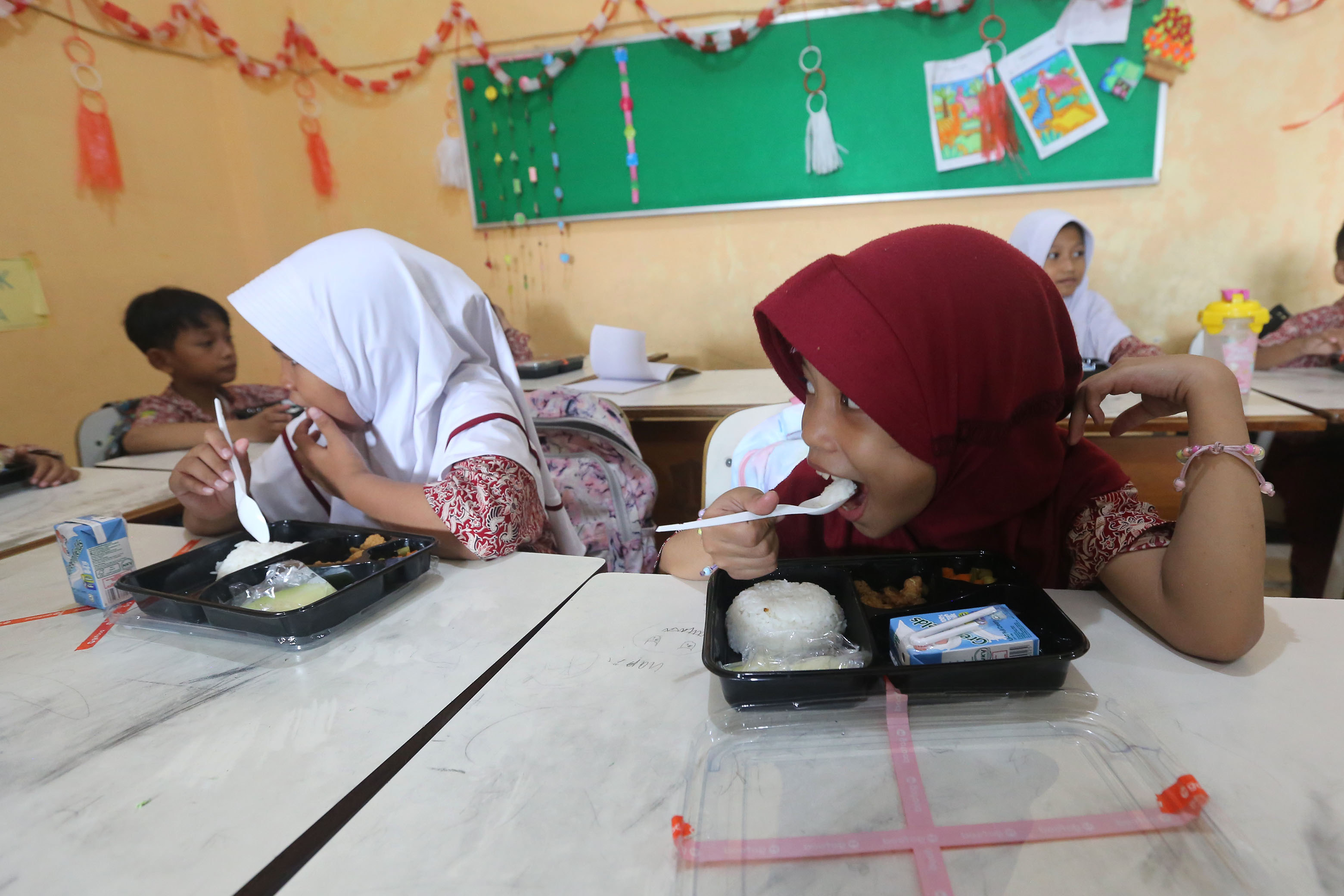 Pemerintah Kota Surabaya melalui Dinas Pendidikan (Dispendik) bersiap meluncurkan program Makan Bergizi Gratis secara serentak mulai 2025