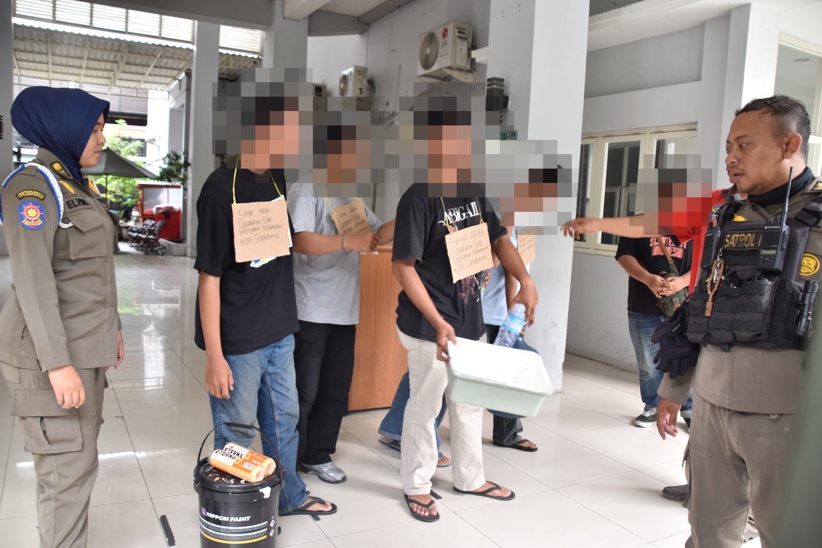 Satpol PP Surabaya Tangkap Lima Pemuda Pelaku Vandalisme di Jalan Raya Darmo