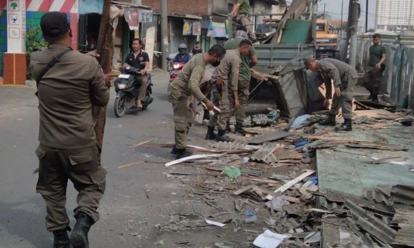 Satpol PP Kota Surabaya menertibkan 15 bangunan liar (bangli) di bawah jembatan layang Jalan Raya Tambak Mayor, Sabtu (21/12). 