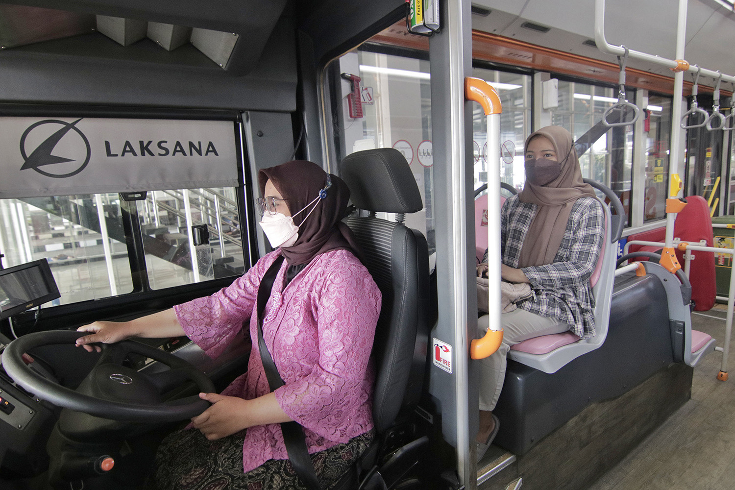 Para pegawai, hingga pengemudi (driver) dan helper (petugas) Suroboyo Bus mengenakan pakaian kebaya dan batik untuk mengapresiasi para Kartini Muda di Kota Pahlawan.
