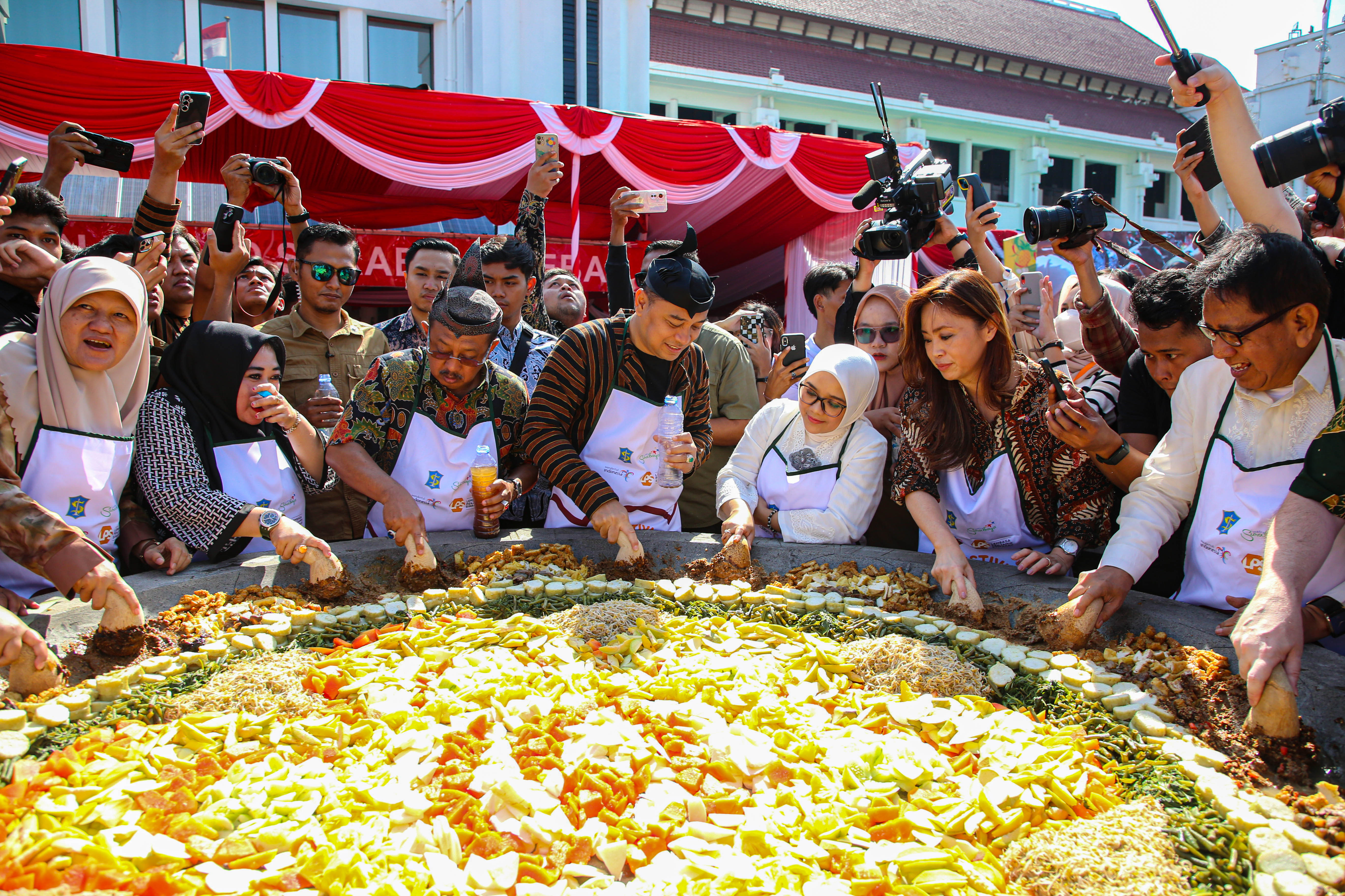 Pemerintah Kota (Pemkot) Surabaya sukses menggelar Festival Rujak Uleg 2024 di Balai Kota, Minggu, (19/5/2024). 