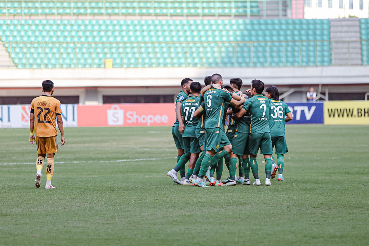 Para pemain persebaya selebrasi bersama setelah gol Sho Yamamoto. (Persebaya)