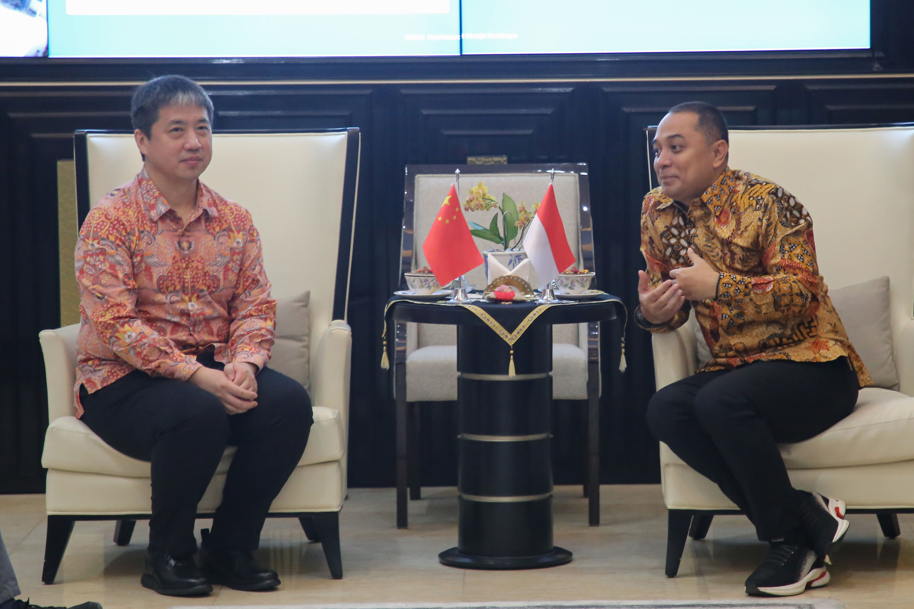 Wali Kota Surabaya, Eri Cahyadi, menerima kunjungan Konsulat Jenderal (Konjen) Republik Rakyat Tiongkok (RRT) di Surabaya, Mr. Xu Yong, di ruang kerjanya, Selasa (11/2/2025). 