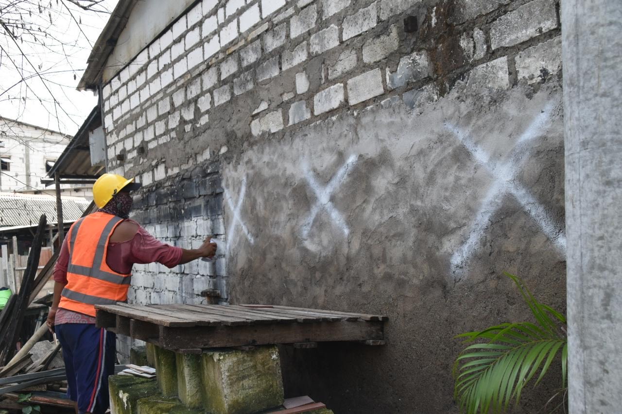 Sebanyak 107 bangunan yang berdiri di sepanjang bantaran sungai telah diberi tanda untuk ditertibkan sebelum pengerjaan proyek dimulai. Langkah ini bertujuan untuk mengembalikan fungsi sungai dan mencegah penyempitan lebih lanjut.