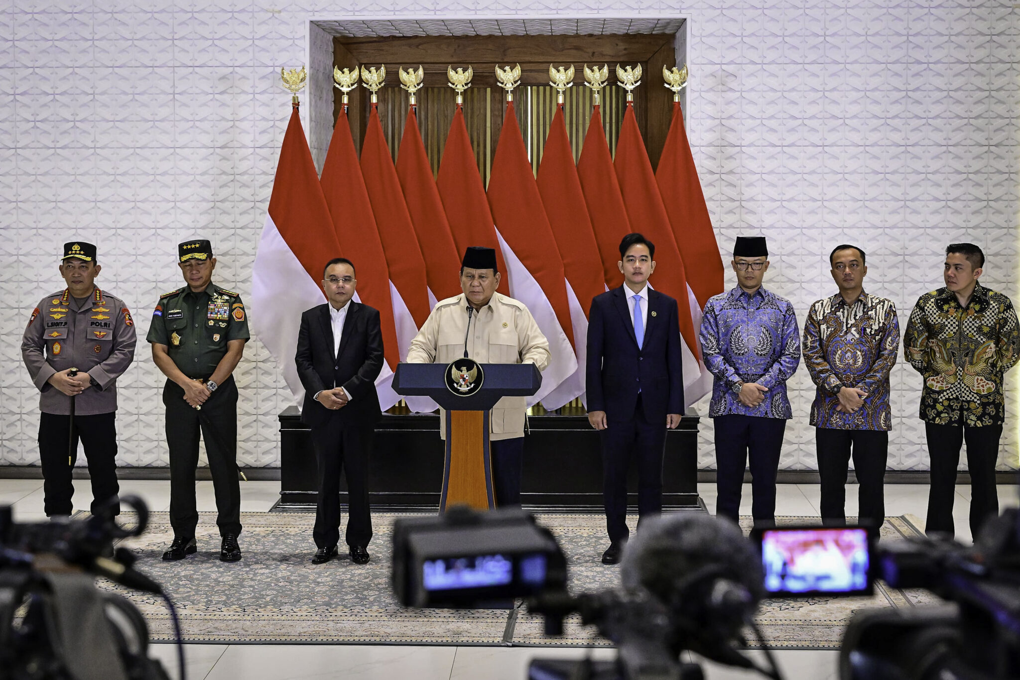 Presiden Prabowo Subianto menyampaikan keterangan pers di Pangkalan TNI AU Halim Perdanakusuma, Jakarta, pada Rabu, 9 April 2025, sebelum memulai lawatannya ke kawasan Timur Tengah dan Turkiye. (Foto: BPMI Setpres)

