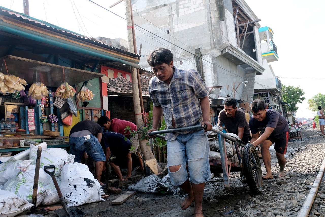 Pemerintah Kota Surabaya kembali menggelar aksi kerja bakti massal dalam program "Surabaya Bergerak" Jilid 2, yang dijadwalkan berlangsung pada Jumat, 25 Oktober 2024. 