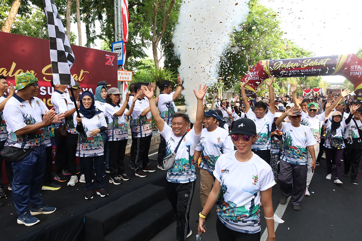 Pemerintah Kota (Pemkot) Surabaya bersama Komisi Pemilihan Umum (KPU) Kota Surabaya menggelar acara jalan sehat bertajuk “Ayo Datang ke TPS” di Balai Kota Surabaya, Sabtu (16/11/2024)