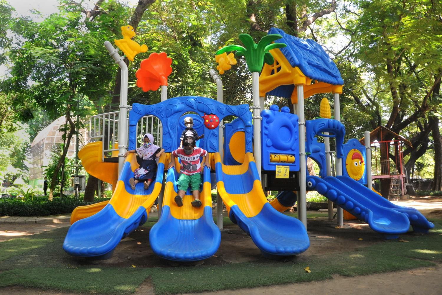 Salah satu langkah konkret yang dilakukan adalah menghadirkan Ruang Bermain Ramah Anak (RBRA) di sejumlah taman aktif di Kota Pahlawan.