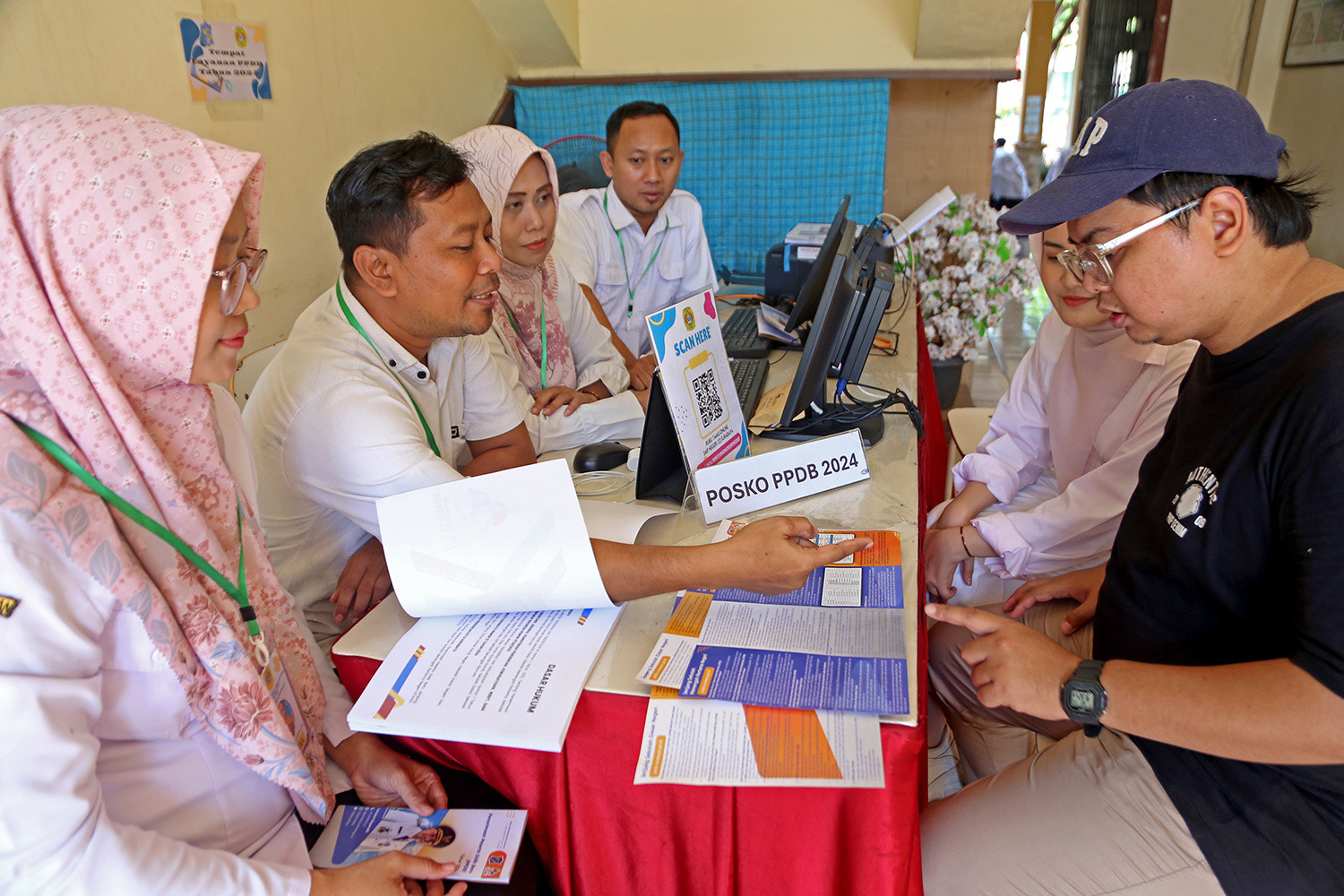 Pemkot Surabaya masih menunggu arahan pemerintah pusat terkait adanya rencana penghapusan sistem PPDB zonasi