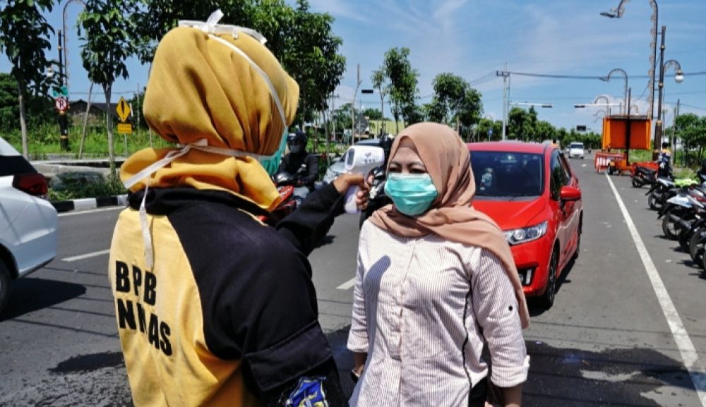 Pemeriksaan kesehatan menggunakan Thermal Gun (Foto: HMP/Zulfikar)