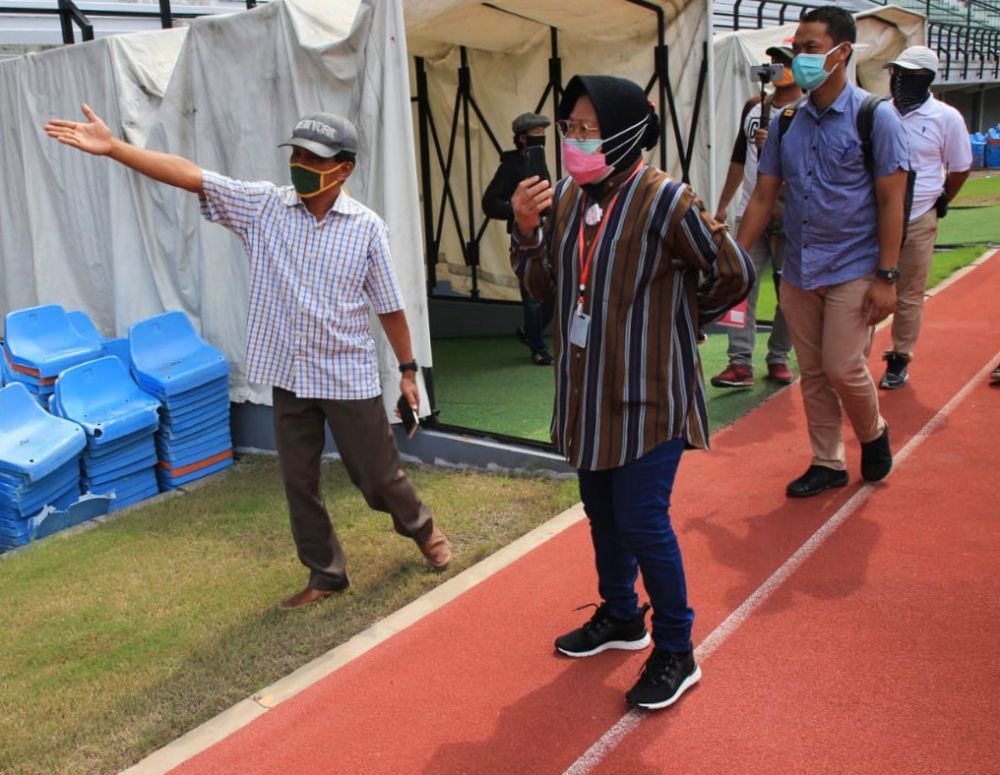 Walikota Surabaya Tri Rismaharini ketika meninjau renovasi Stadion Gelora Bung Tomo, Minggu (7/6).