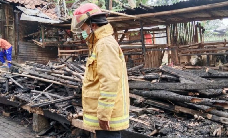 Pondok pesantren di Kawasan Puncak Kabupaten Bogor Jawa Barat bernama Al Golibiah ludes terbakar pada Selasa (14/7/2020). (ANTARA/HO-Disdamkar Kabupaten Bogor)
