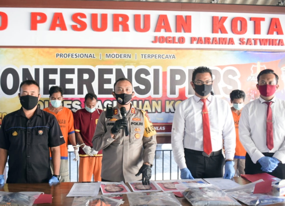 Polres Pasuruan Kota ketika menggelar konferensi pers kasus pembawa dan pembuka peti jenazah Covid-19, di Mapolres Pasuruan Kota, Senin (20/7/2020).