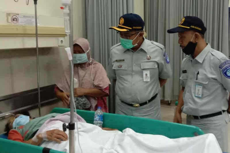 Kepala Cabang Jasa Raharja Jawa Barat Hendri Afrizal (tengah) saat menjenguk korban kecelakaan di Jalan Tol Cipali KM150 yang sedang menjalani perawatan di rumah sakit. (ANTARA/HO Jasa Raharja Jawa Barat).


