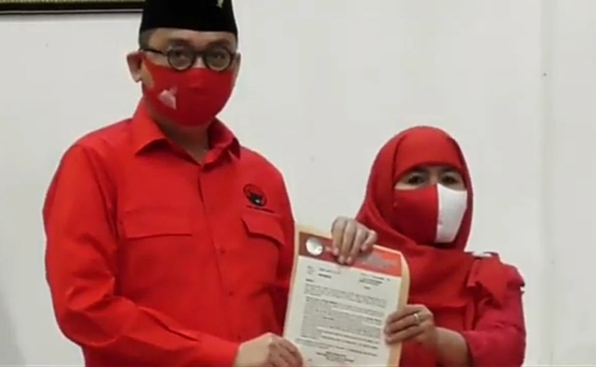Pasangan Kelana Aprilianto - Dwi Astutik Saat menerima Rekomendasi dari PDI-P di kantor DPD PDI Perjuangan Jawa Timur. (FOTO: HMP/lis)