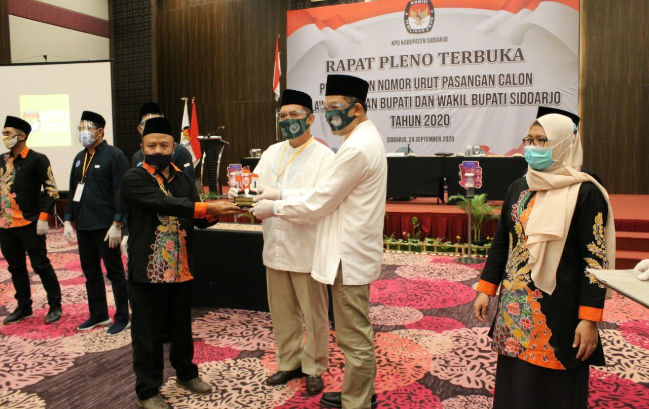 Paslon Bambang Haryo Soekartono (BHS) - M. Taufiqulbar saat mengambil nomor urut 1. | HMP/LIS