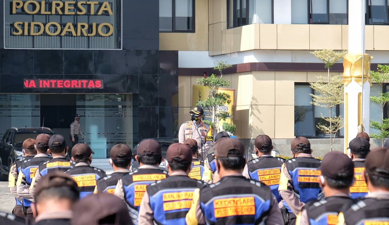Kapolresta Sidoarjo Kombes Pol Sumardji saat memberikan araham kepada para Bhabinkamtibmas di halaman Mapolresta Sidoarjo. (FOTO: HMP/lis)