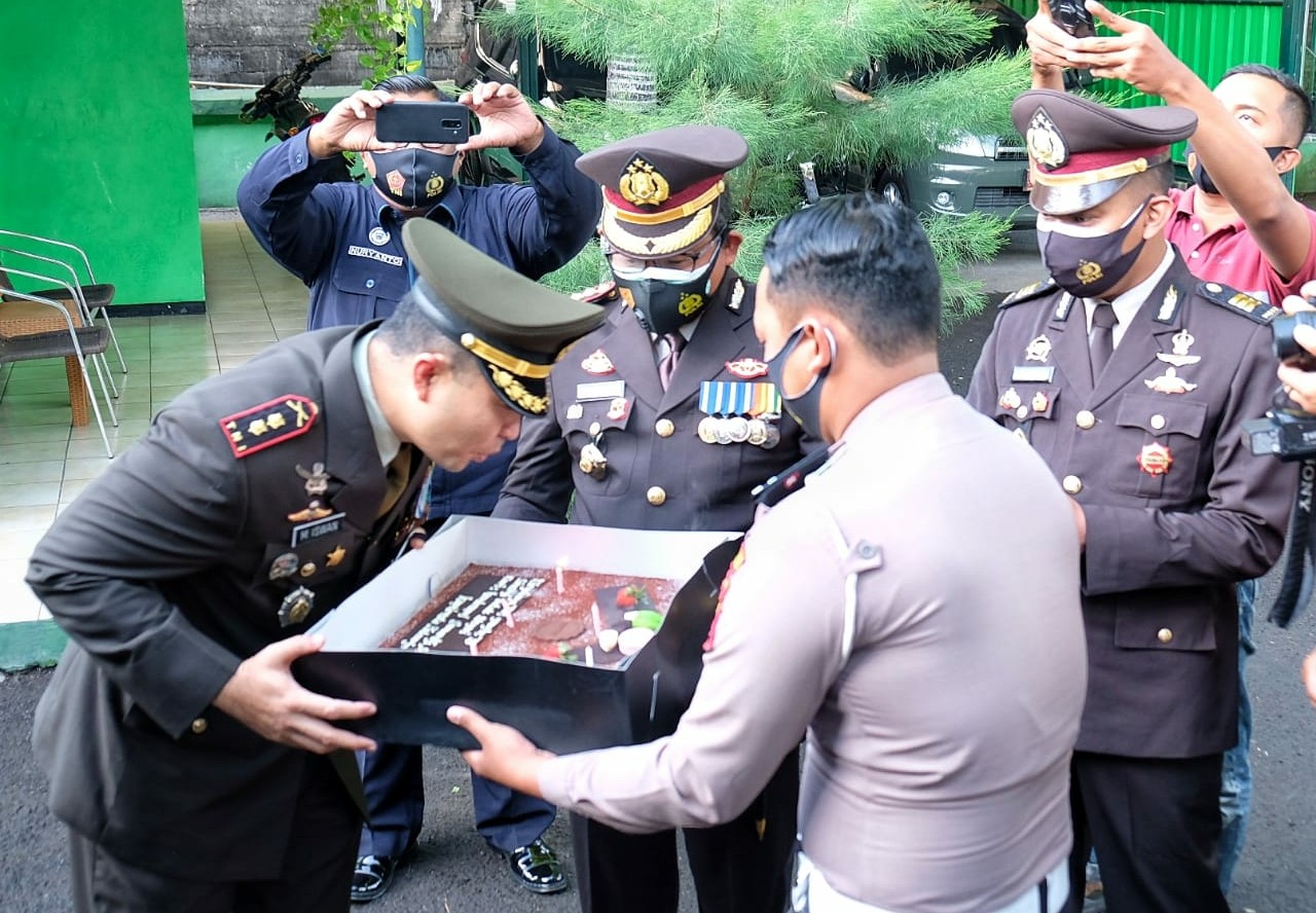 Beri Surprise, Kapolresta Sidoarjo beserta jajaran datangi Rumdin Dandim 0816 Sidoarjo Letkol Inf. Mohammad Iswan Nusi. (FOTO: HMP/ist)