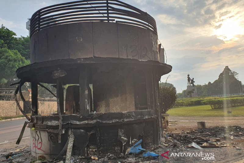 Pos Polisi Tugu Tani yang terbakar akibat ulah massa yanh menolak UU Cipta Kerja, Jumat (9/10/2020. (ANTARA/Livia Kristianti)
