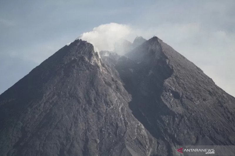 Merapi Erupsi, Ganjar Minta Semua Pihak Waspada dan Siaga