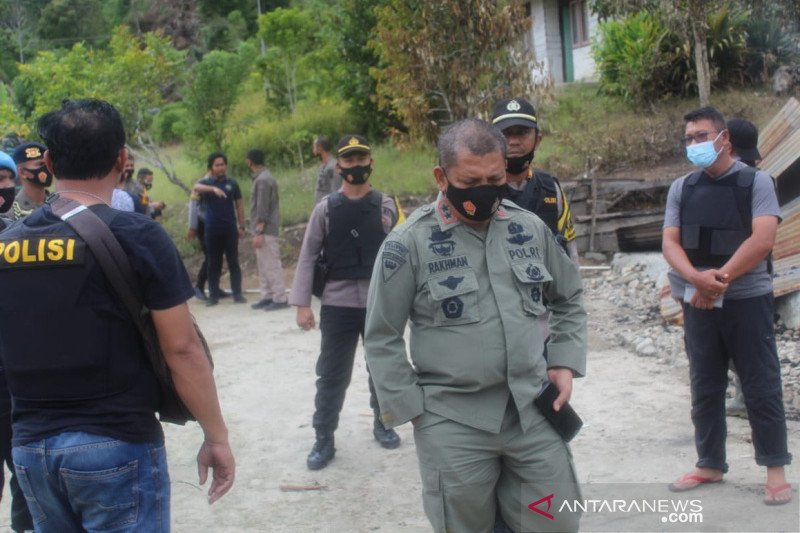 Kepala Kepolisian Daerah Sulawesi Tengah, Inspektur Jenderal Polisi Abdul Rakhman Baso, saat meninjau TKP kekerasan terhadap warga di Desa Lemba Tongoa, Kabupaten Sigi, Sulawesi Tengah, Sabtu (28/11/2020). ANTARA/HO-Dokumentasi Polda Sulawesi Tengah

