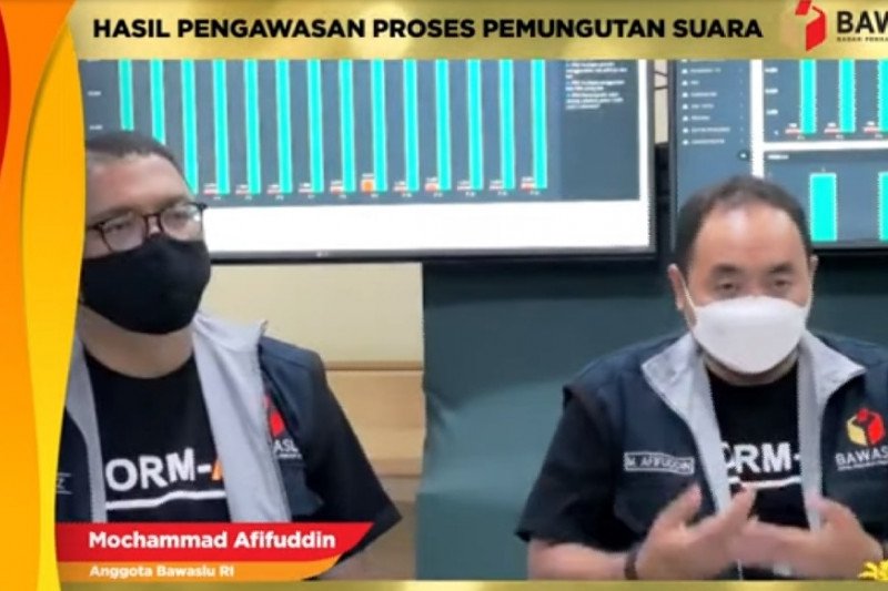Anggota Bawaslu RI M Afifuddin dan Fritz Edward Siregar saat menyampaikan laporan hasil pengawasan Pilkada 2020 (HO-Youtube Bawaslu)
