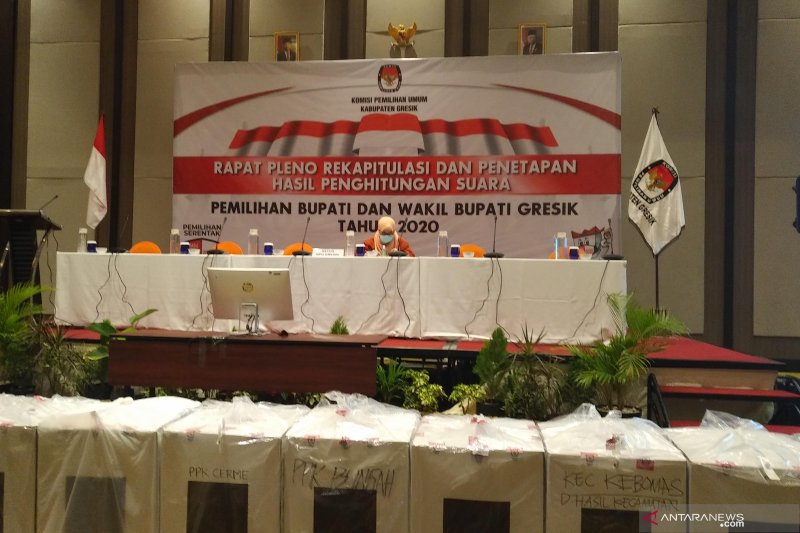 Pelaksanaan rekapitulasi dan penetapan hasil perhitungan suara Pilkada Gresik di Hotel Aston, Gresik, Rabu (16/12) malam. (ANTARA /A Malik Ibrahim)

