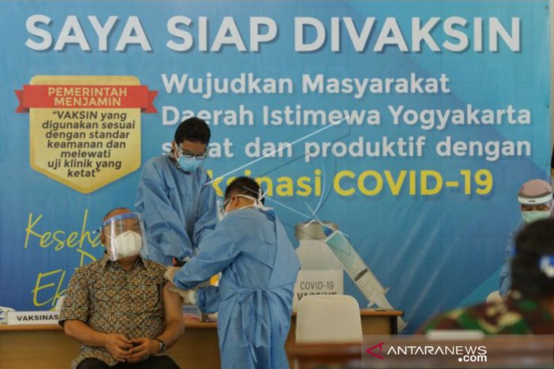 Petugas medis bersiap menyuntikan vaksin COVID-19 produksi Sinovac kepada Wakil Gubernur Daerah Istimewa Yogyakarta (DIY) KGPAA Paku Alam X (kiri) saat pelaksanaan vaksinasi perdana di Kepatihan, Yogyakarta, Kamis (14/1/2021). Penyuntikan vaksin perdana u