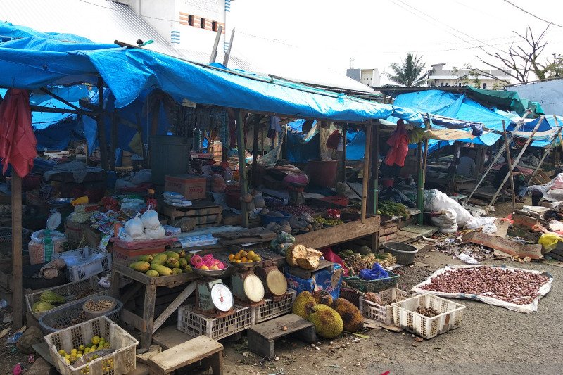 Beberapa pedagang di Pasar Sentral atau Pasar Lama Mamuju Kamis (21/1), terlihat mulai membuka lapaknya setelah gempa mengguncang Sulbar. ANTARA/Amirullah