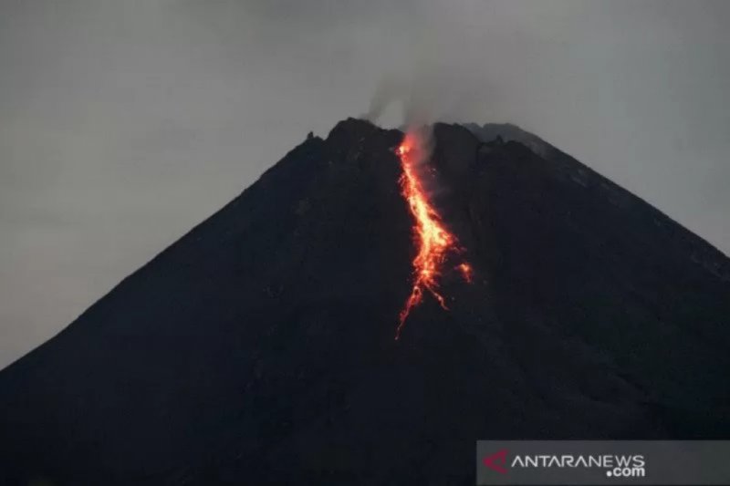 Arsip Foto. Pemandangan Gunung Merapi yang sedang mengeluarkan lava pijar terlihat dari Tunggularum, Wonokerto, Turi, Sleman, D.I Yogyakarta, Rabu (7/1/2021). (ANTARA FOTO/Andreas Fitri Atmoko/foc/pri)