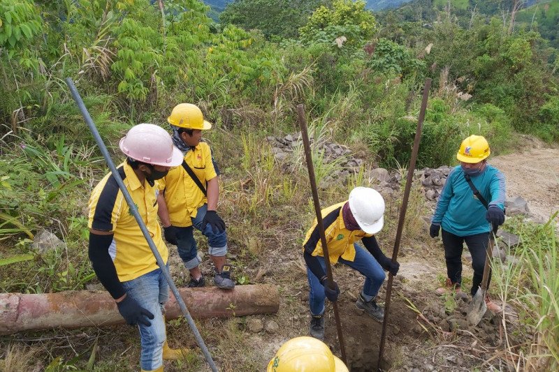Personel PLN berjibaku memperbaiki jaringan kelistrikan yang terdampak gempa bumi berkekuatan 6, 2 magnitudo di wilayah Kabupaten Mamuju dan Kabupaten Majene Provinsi Sulbar. (ANTARA/HO/Humas PLN)

