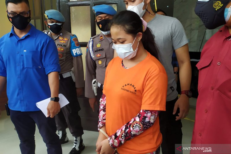 Seorang asisten rumah tangga (ART) berinisial R (22) ditangkap polisi karena melakukan pembunuhan terhadap majikannya. (ANTARA/Bagus Ahmad Rizaldi)