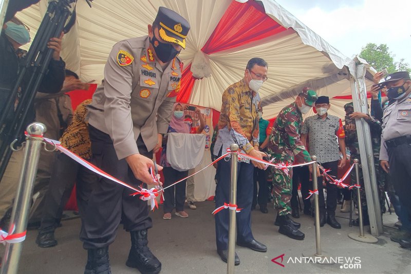 Pemotongan pita simbolis oleh Dandim 0501/JP BS Kolonel Inf Luqman Arief, Wali Kota Jakarta Pusat Dhany Sukma dan Kapolres Metro Jakarta Pusat Kombes Pol Hengki Haryadi saat peresmian Posko Merah Putih di Petamburan III, Tanah Abang, Jakarta Pusat, Kamis 