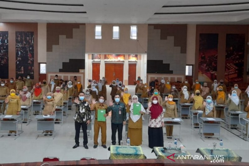 Penyerahan SK PPPK di Cibinong, Kabupaten Bogor, Jawa Barat. (ANTARA/M Fikri Setiawan)