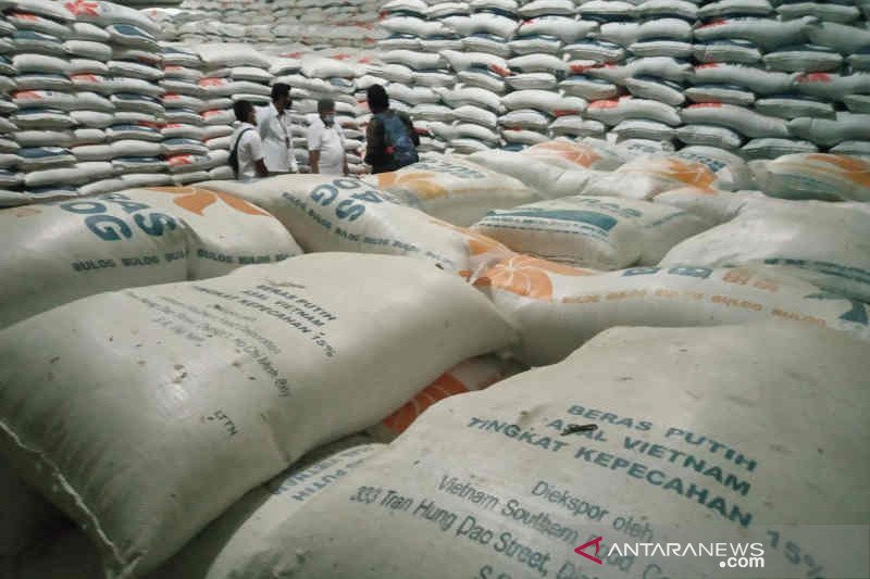 Beras impor tahun 2018 asal Vietnam masih menumpuk di Gudang Bulog, Kabupaten Indramayu, Jawa Barat, Selasa (23/3/2021). (ANTARA/Khaerul Izan)
