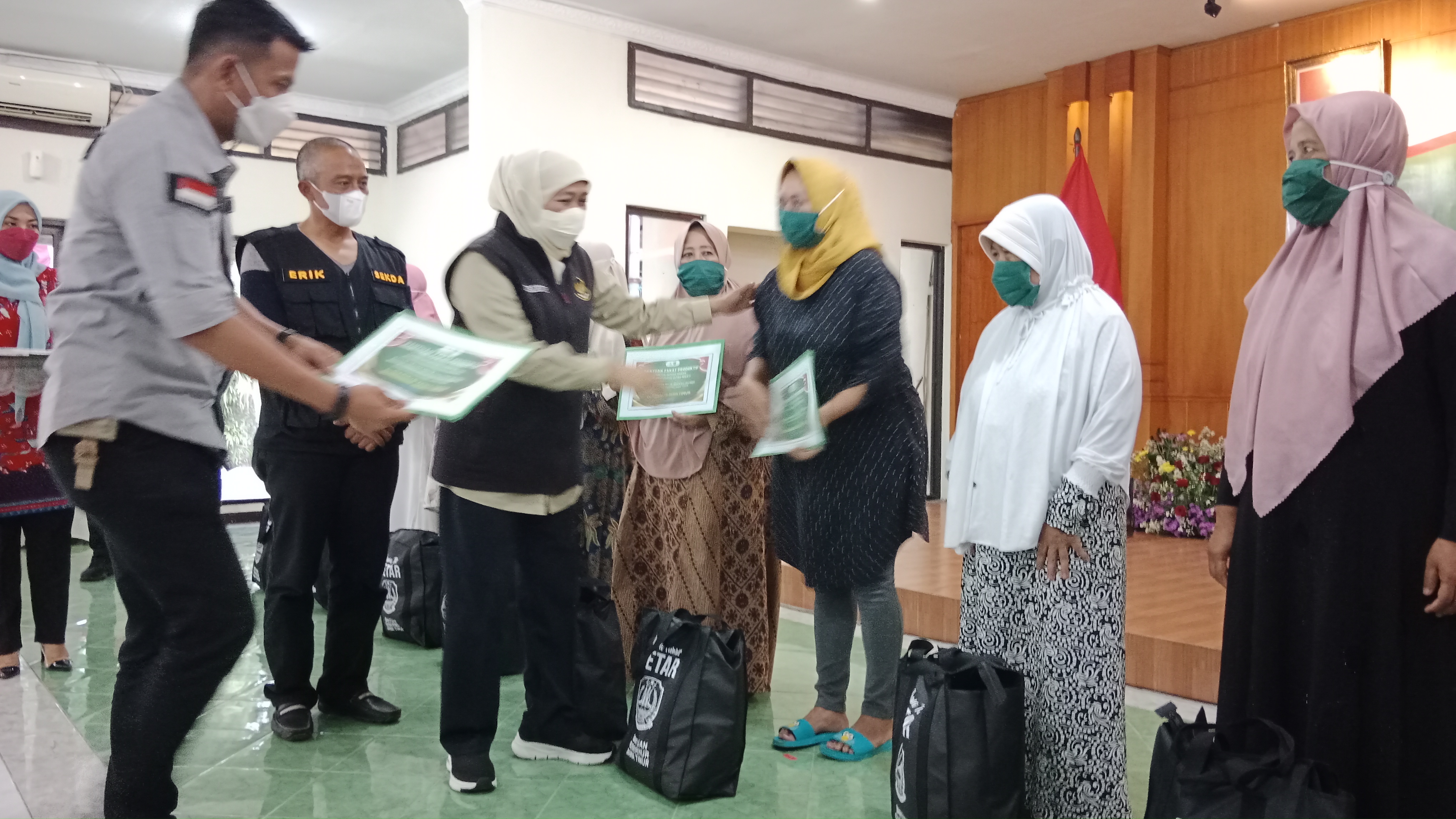 Sebanyak 53 orang mendapatkan zakat produktif untuk modal usaha dari Gubernur Khofifah di Kantor UPT Bapenda Jatim di Kota Malang, Sabtu (5/2).