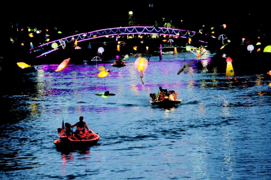 Bukan hanya menata sungai Kalimas sebagai tempat wisata air, akan tetapi kami juga berkolaborasi bagaimana mengatasi banjir di Surabaya
