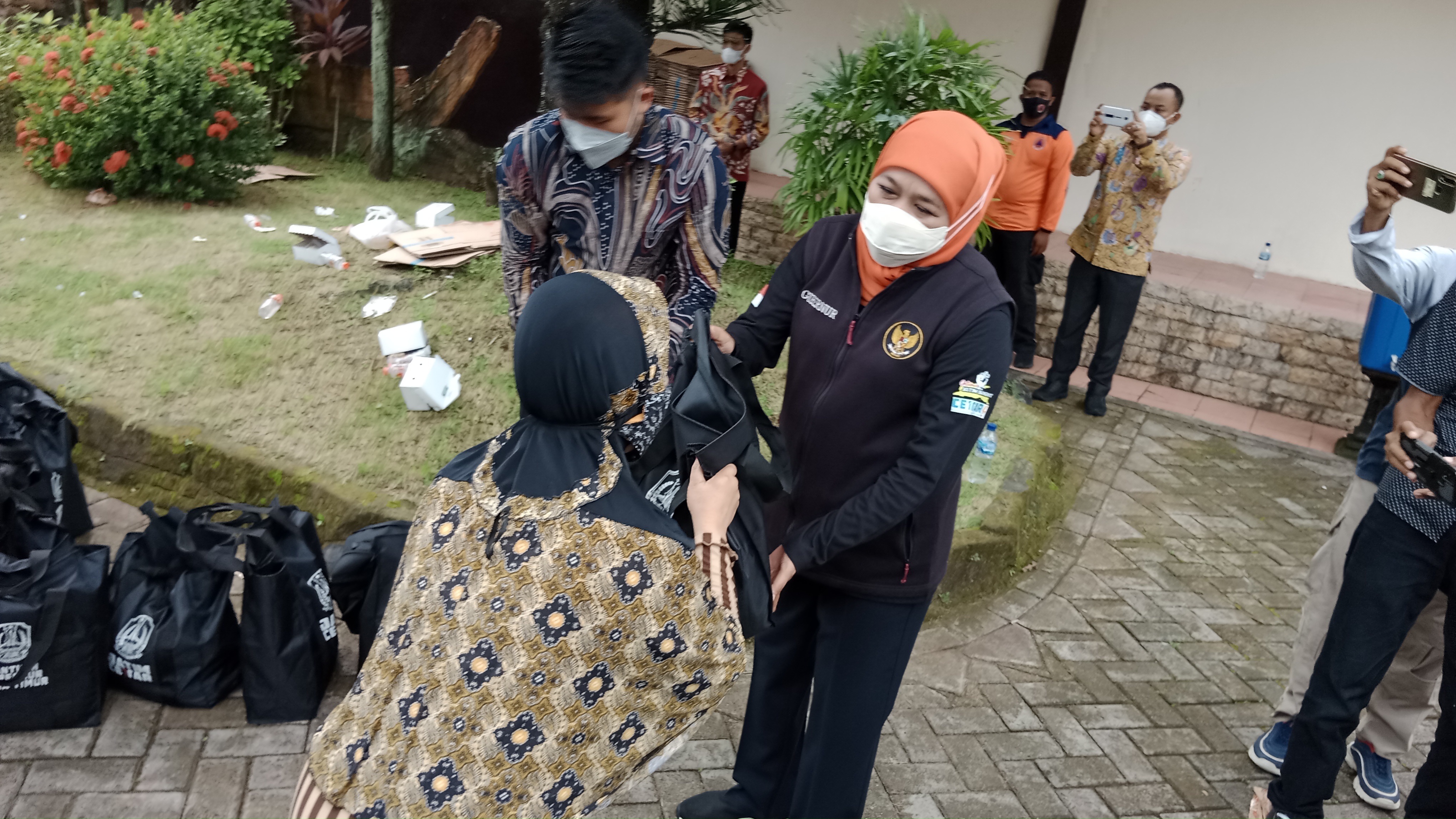 Gubernur Khofifah melakukan peninjauan operasi pasar minyak goreng dan pemberian zakat produktif berupa bantuan modal usaha ultra mikro di Kantor UPT Bappenda Jatim, di Kab. Pacitan, Sabtu, (19/2). 