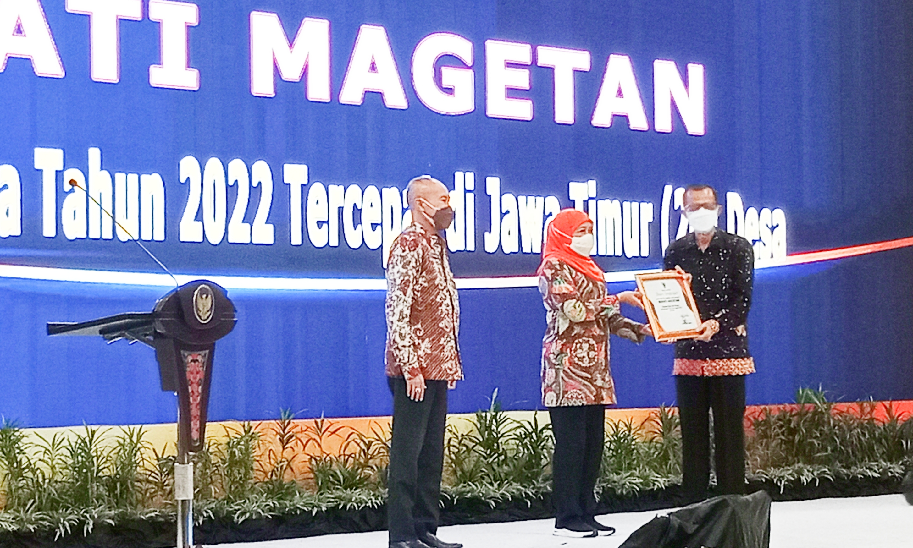 Gubernur Jawa Timur, Khofifah Indar Parawansa menyerahkan piagam penghargaan Penyalur Dana Desa Tercepat di Jawa Timur tahun 2022. Kepada Bupati Magetan Suprawoto 