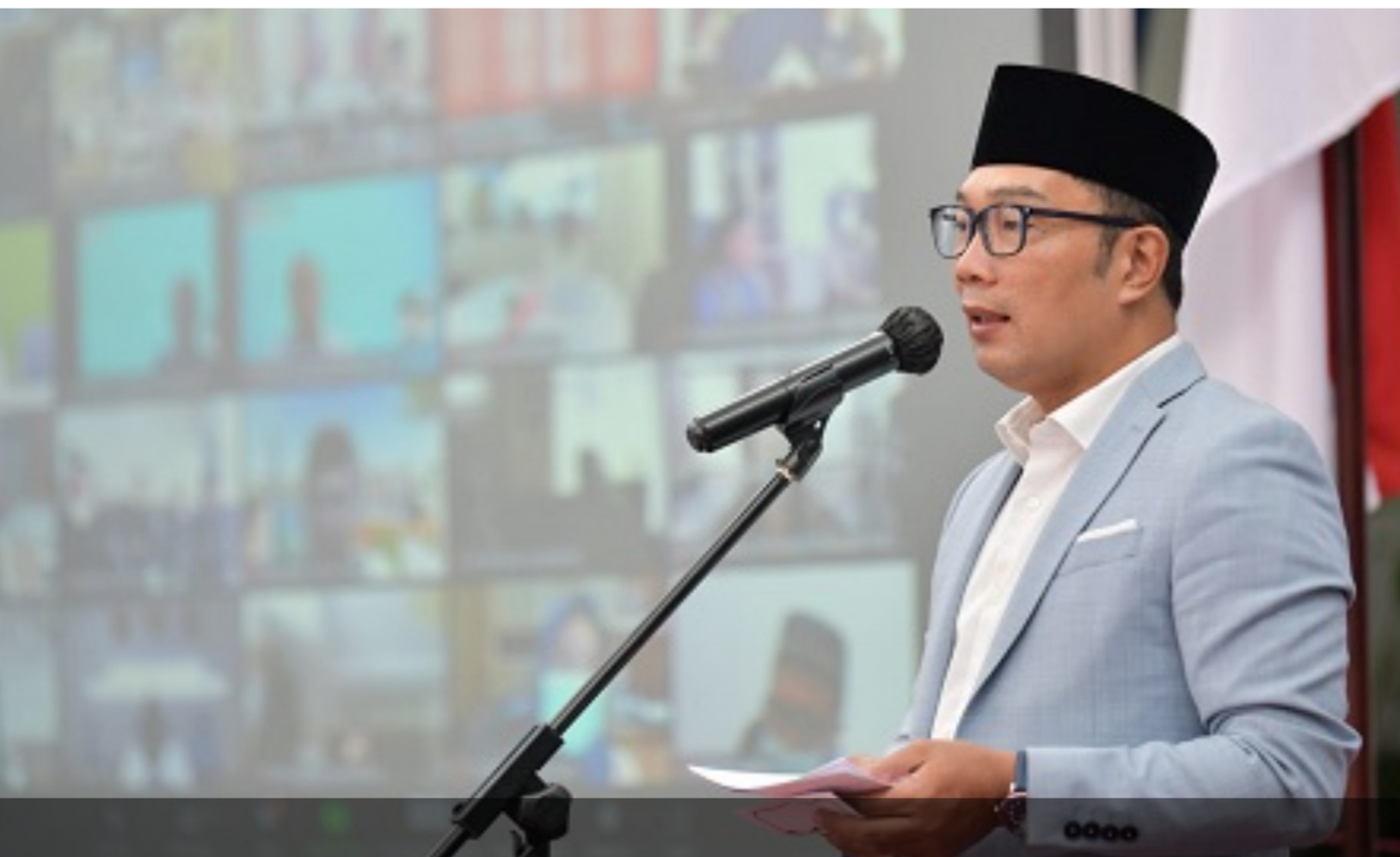 Ridwan Kamil saat  memberikan sambutan dalam Acara Peringatan Isra Mi'raj Nabi Muhammad SAW Tingkat Provinsi Jawa Barat Tahun 2022 di Gedung Sate, Kota Bandung, Selasa (1/3/2022). 