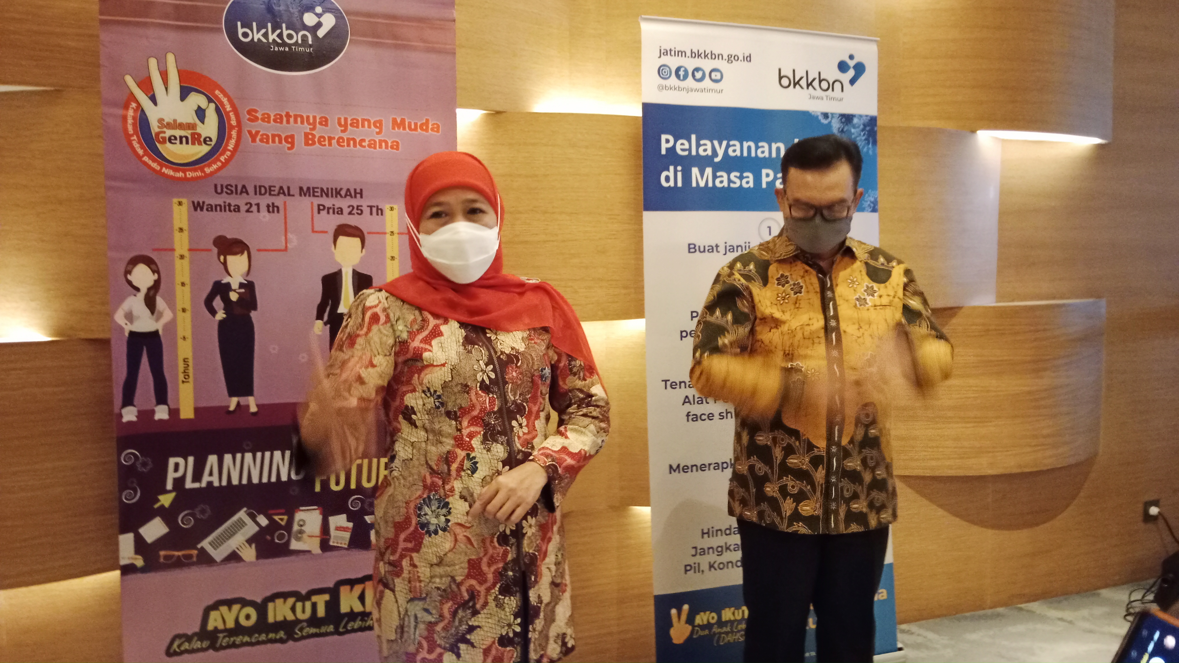 gubernur khofifah usai menutup Sosialisasi Rencana Aksi Nasional Percepatan Penurunan Stunting Indonesia (RAN PASTI) oleh BKKBN di Surabaya,