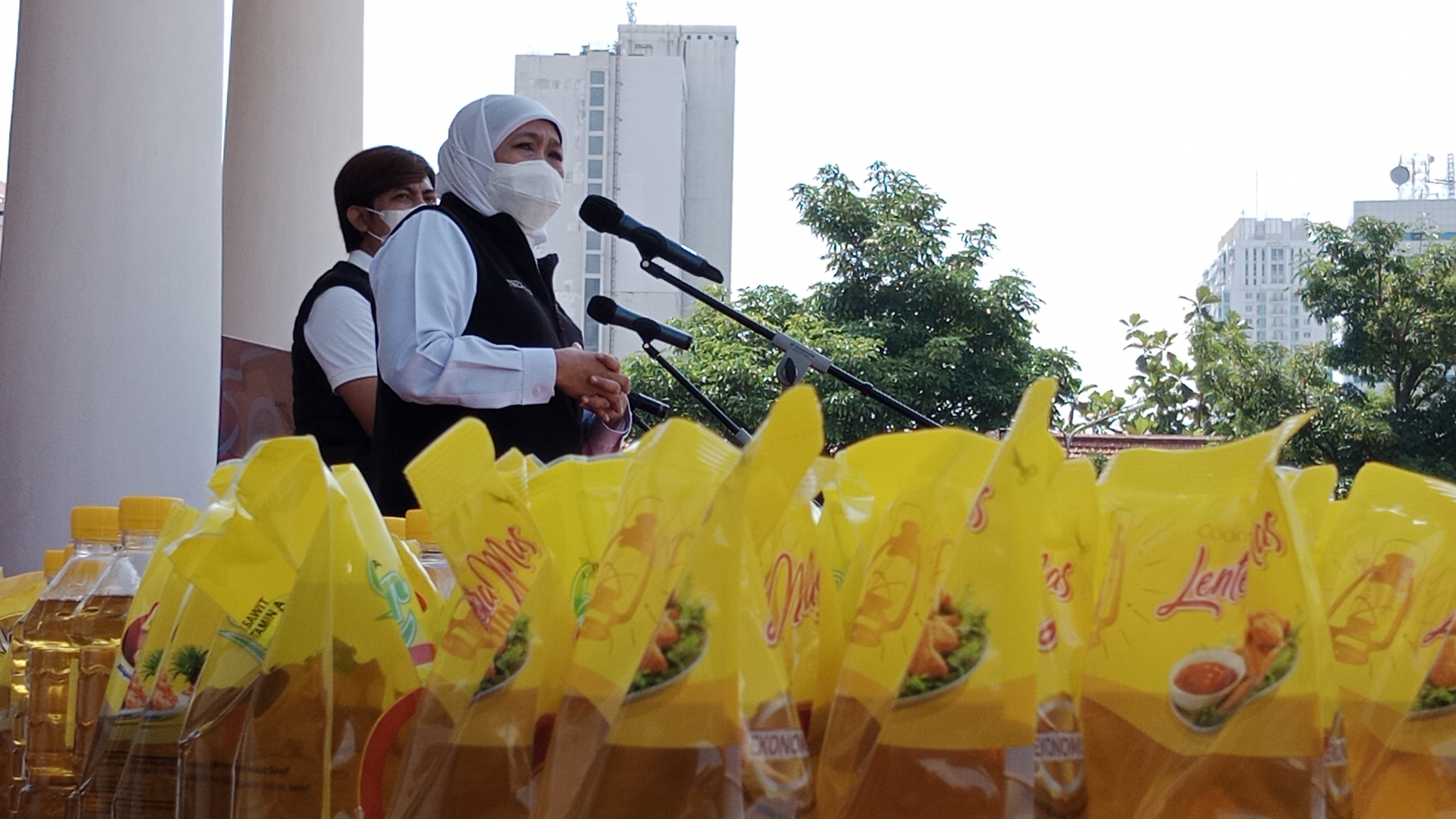 Pemprov Jatim terus berupaya mengurai kendala-kendala distribusi minyak goreng yang menghambat pasokan minyak goreng untuk sampai ke konsumen di semua kabupaten/kota di Jatim. Berbagai strategi dilakukan agar masyarakat tidak kesulitan. 