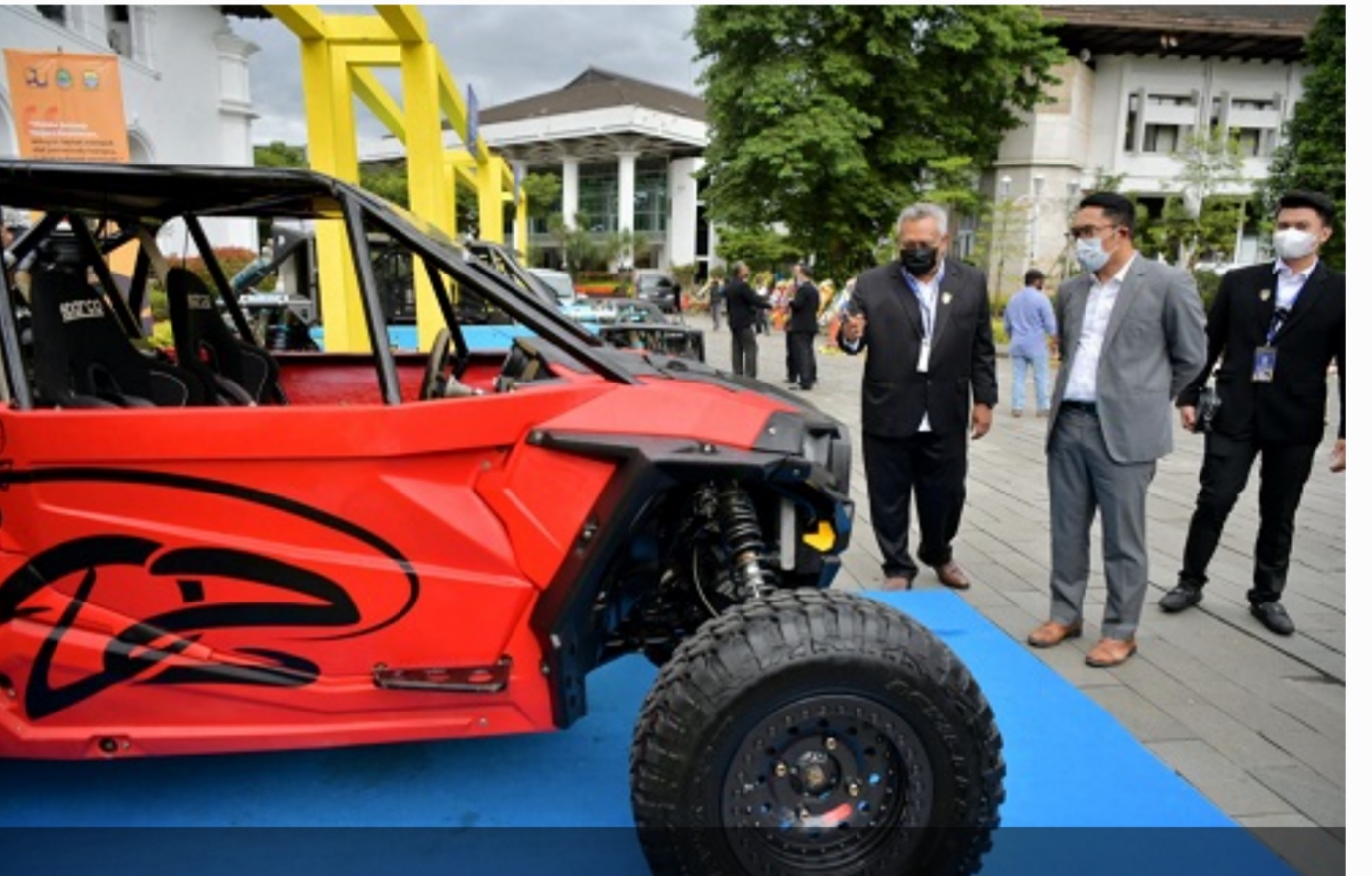 Gubernur Ridwan Kamil pada Acara Pelantikan Pengurus Ikatan Motor Indonesia (IMI) Jabar, di Aula Barat Gedung Sate, Kota Bandung, Sabtu (5/3/2022). 