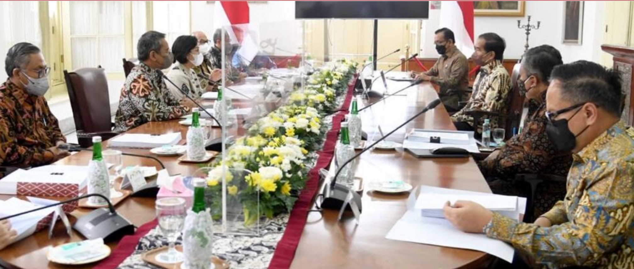 Presiden Joko Widodo menerima Panitia Seleksi (Pansel) Pemilihan Calon Anggota Dewan Komisioner Otoritas Jasa Keuangan (OJK) Periode 2022-2027 di Istana Kepresidenan Bogor, pada Senin, 7 Maret 2022. Foto: BPMI Setpres/Rusman