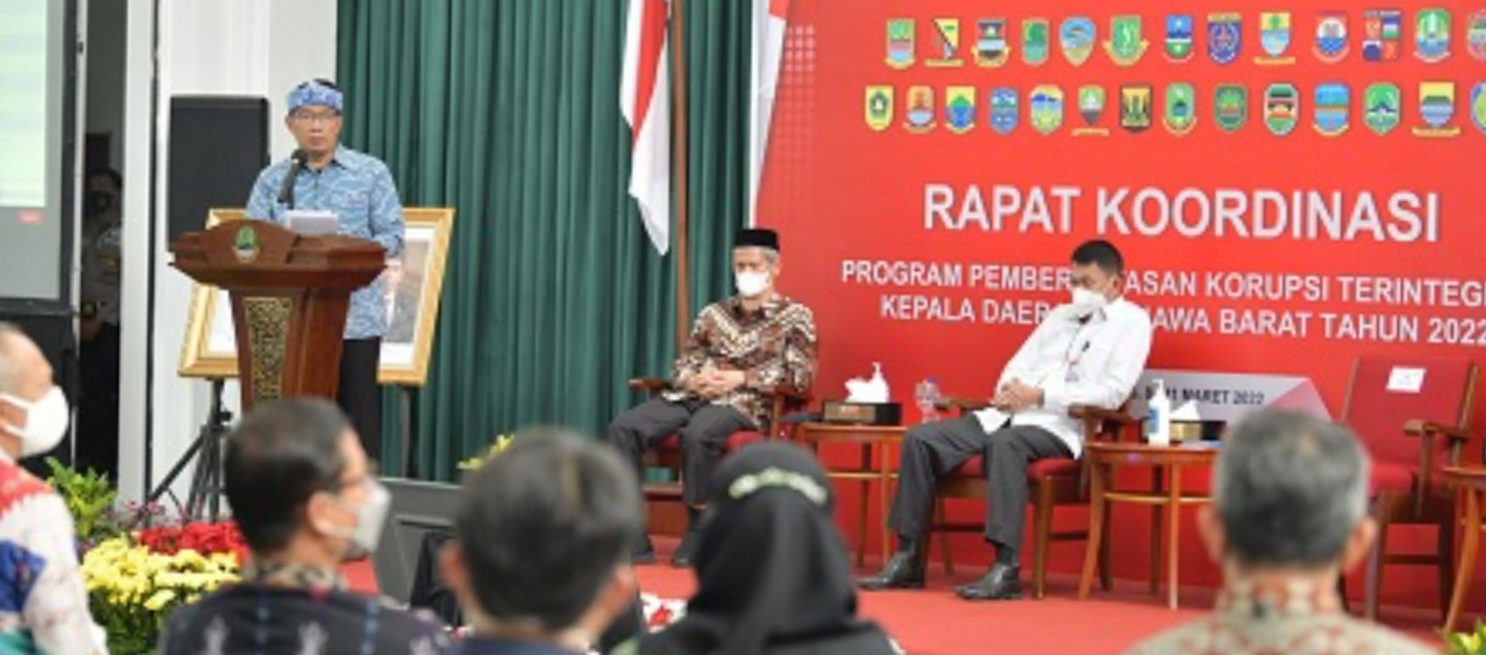 Gubernur Ridwan Kamil saat menghadiri Rapat Koordinasi Program Pemberantasan Korupsi Terintegrasi
Kepala Daerah se-Jawa Barat Tahun 2022 di Gedung Sate, Kota Bandung, Kamis (10/3/2022). 