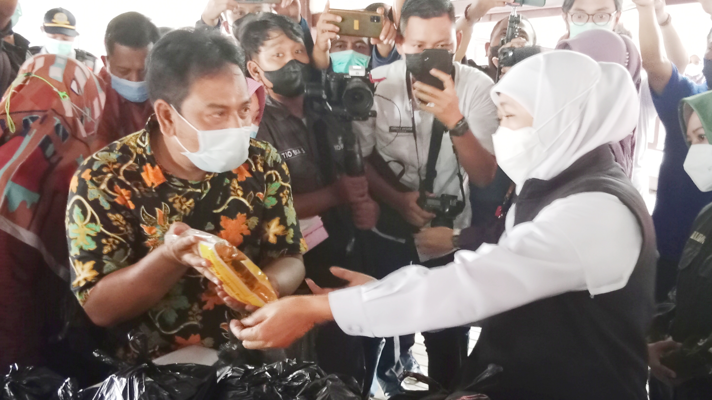 Gubernur Jawa Timur Khofifah Indar Parawansa meninjau pelaksanaan operasi pasar minyak goreng murah yang dilaksanakan di Rest Area Gunung Gedangan Kota Mojokerto, Jumat (11/3).
