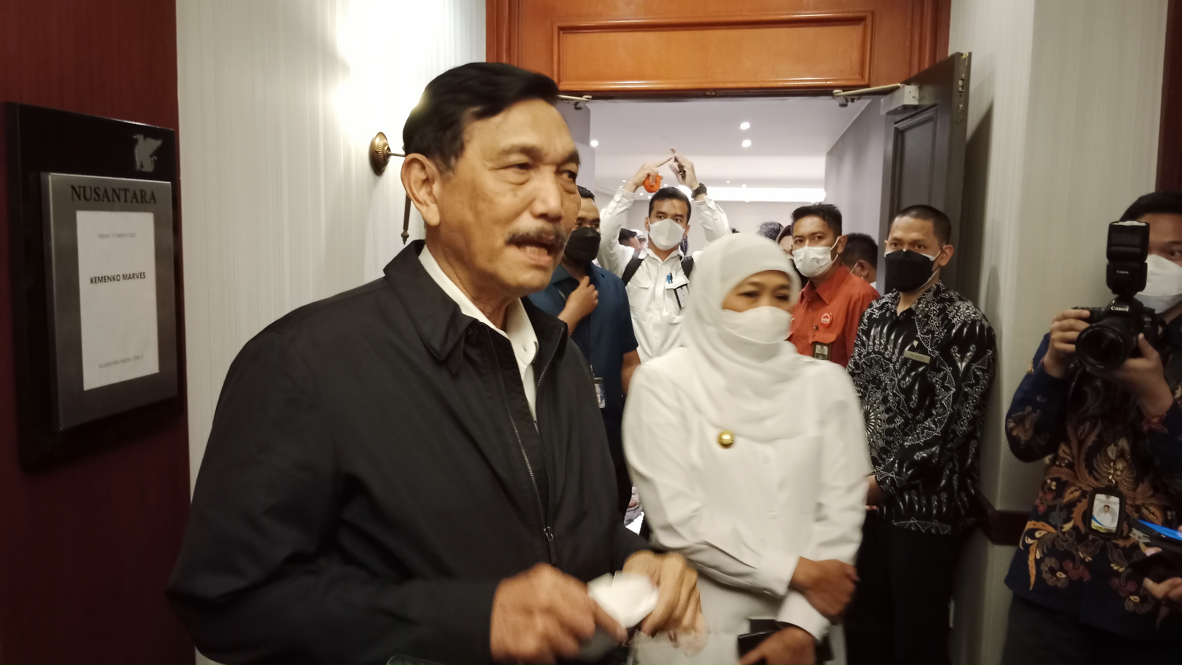 Menteri Koordinator Bidang Kemaritiman dan Investasi Indonesia, Luhut Binsar Panjaitan bersama Gubernur Khofifah Indar Parawansa dalam rapat pembukaan PPLN. 
