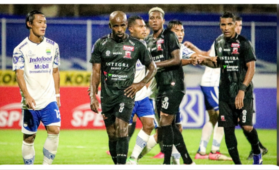 Madura United gagal memetik poin saat berhadapan Persib Bandung di Stadion I Gusti Ngurah Rai, Denpasar, Bali, Minggu (13/3/2022)