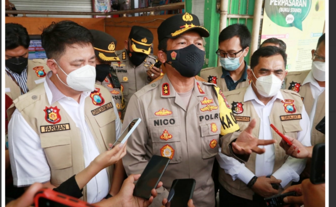 Kapolda Jatim Irjen Pol Nico Afinta melakukan sidak di pasar Wonokromo, Selasa (22/3/2022)