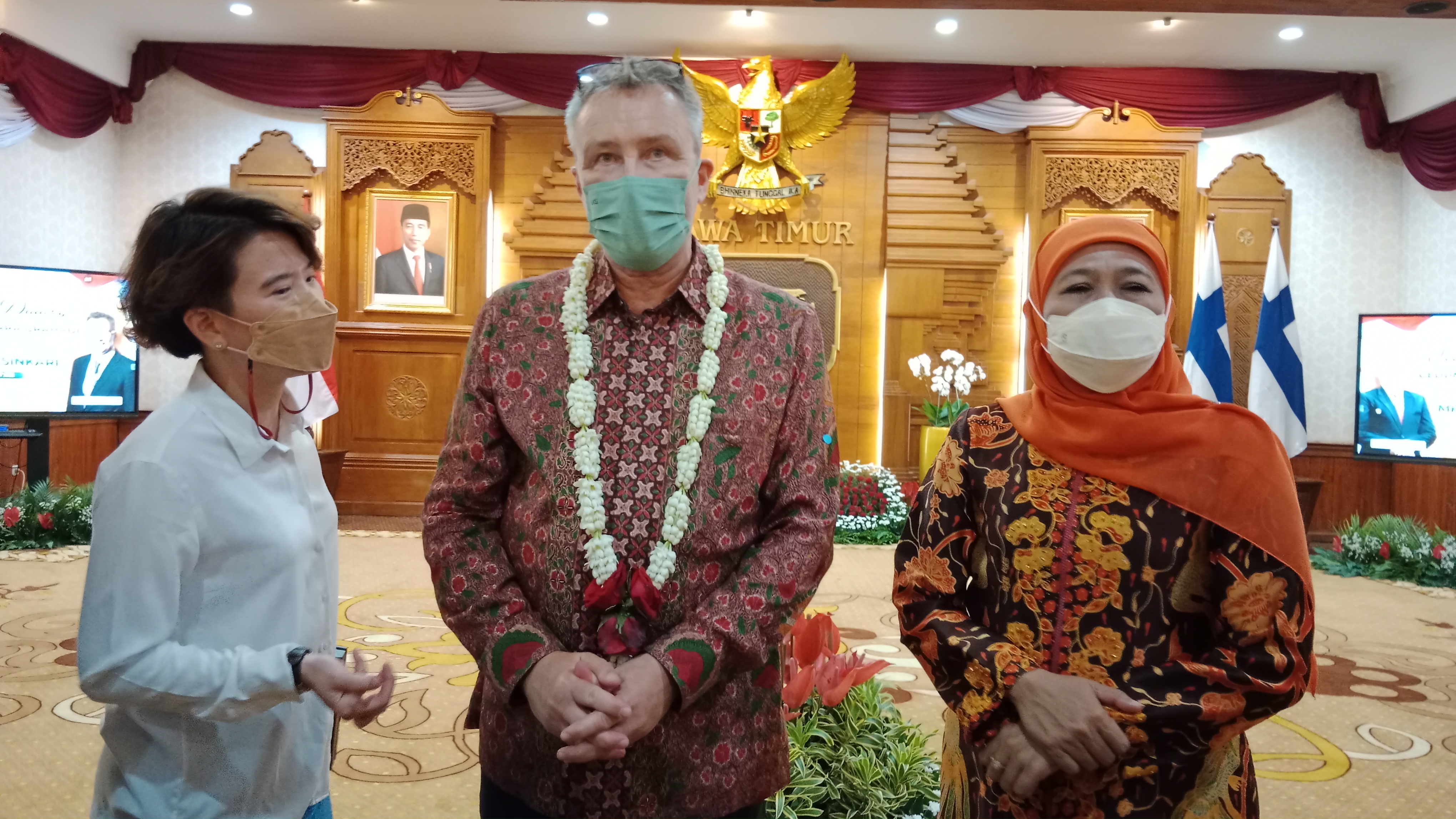Gubernur Jawa Timur Khofifah Indar Parawansa menerima kunjungan Duta Besar Finlandia untuk Indonesia HE. Jati Sinkari di Gedung Negara Grahadi, Jumat, (25/3) malam. 